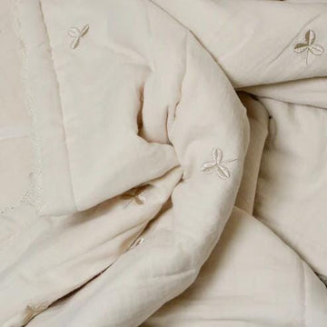 Quilted dekentje - Handgeborduurd met klavertjes